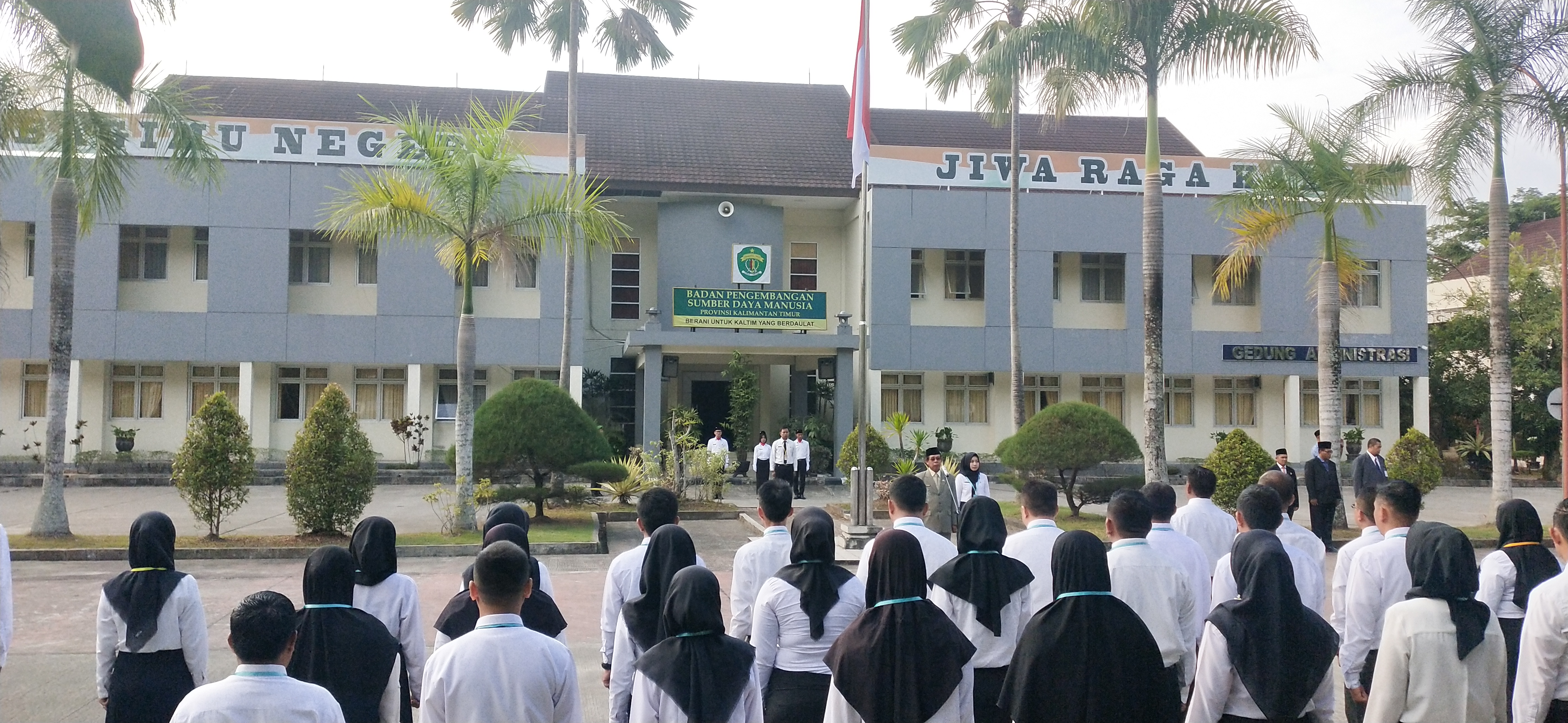 PERINGATI HARI KEMERDEKAAN INDONESIA, BPSDM PROV. KALTIM GELAR UPACARA BENDERA