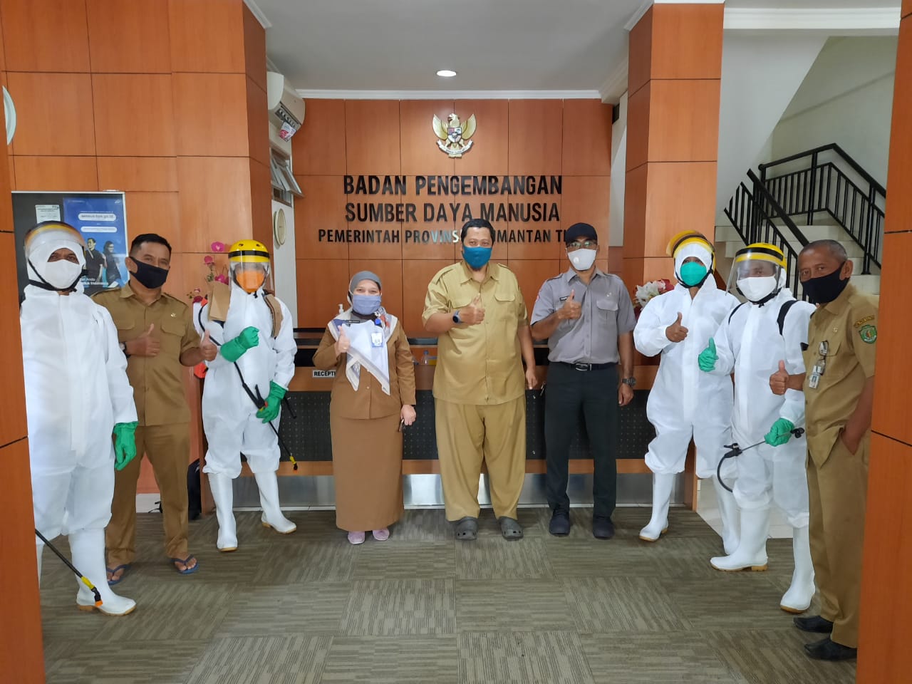Cegah COVID-19, BPBD Kaltim melakukan Penyemprotan Cairan Desinfektan di Lingkungan BPSDM Kaltim